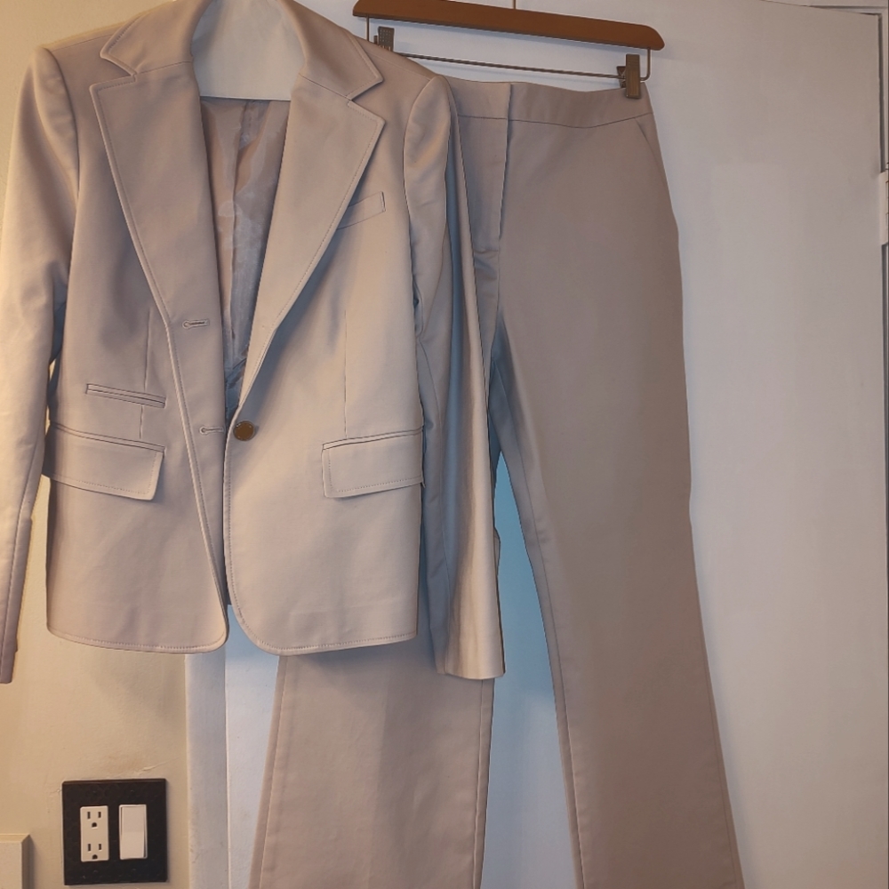 Light taupe pants suit